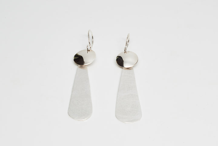 Brushed silver teardrop earrings by Renata Rubio 92.5 – handcrafted, matte and polished contrast for a modern touch.