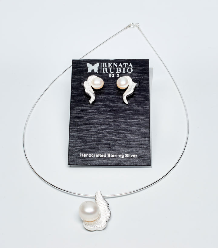 Curved lined sterling silver pearl pendant with matte texture and cultured pearl on omega necklace by Renata Rubio 92.5