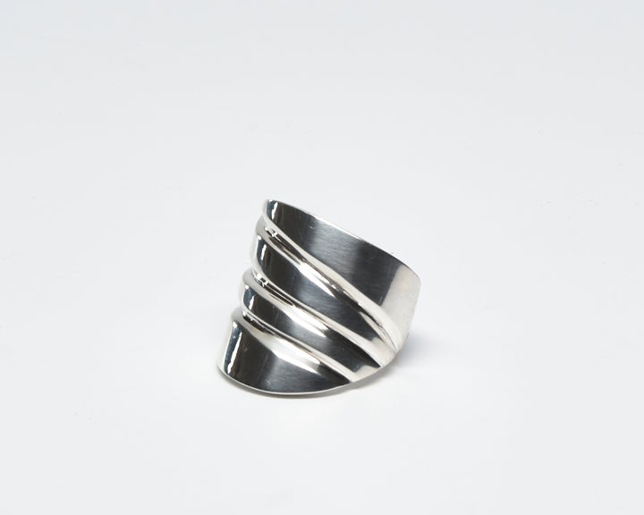 Curved silver ring with ridges by Renata Rubio 92.5 – handcrafted, high-polish, and elegantly modern sterling silver jewelry.