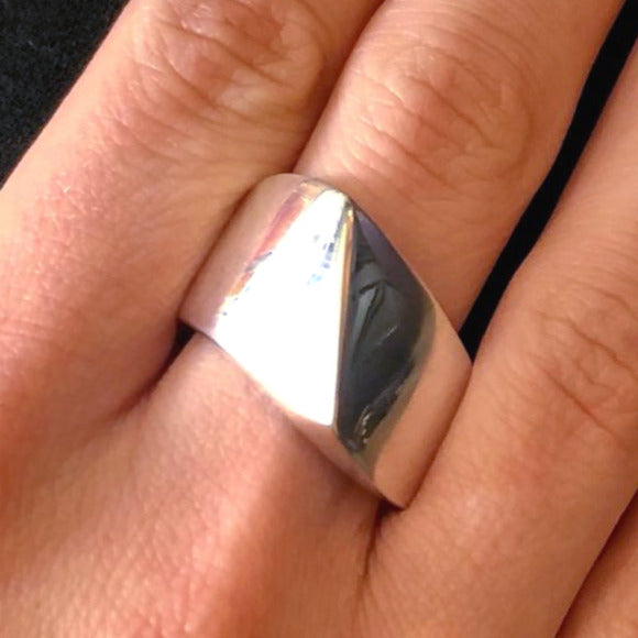 Sleek diagonal silver ring with a polished modern design by Renata Rubio 92.5 in 925 sterling silver.