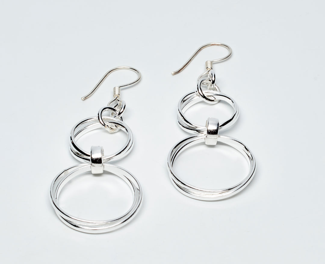 Graduated Interlinked Circle Silver Earrings - Renata Rubio 92.5 - handmade sterling silver jewelry with lifetime warranty