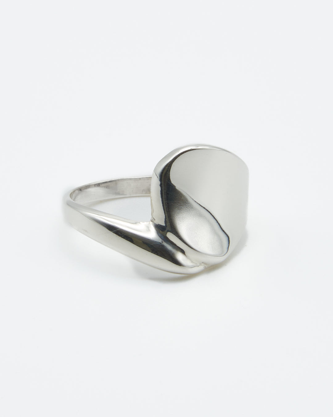 Light Concave Sterling Silver Ring by Renata Rubio 92.5 – Handcrafted, lightweight, and timeless artisan jewelry.