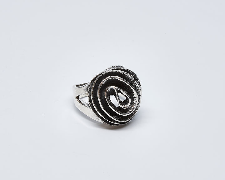 Handmade sterling silver swirl ring with an oxidized interior by Renata Rubio 92.5