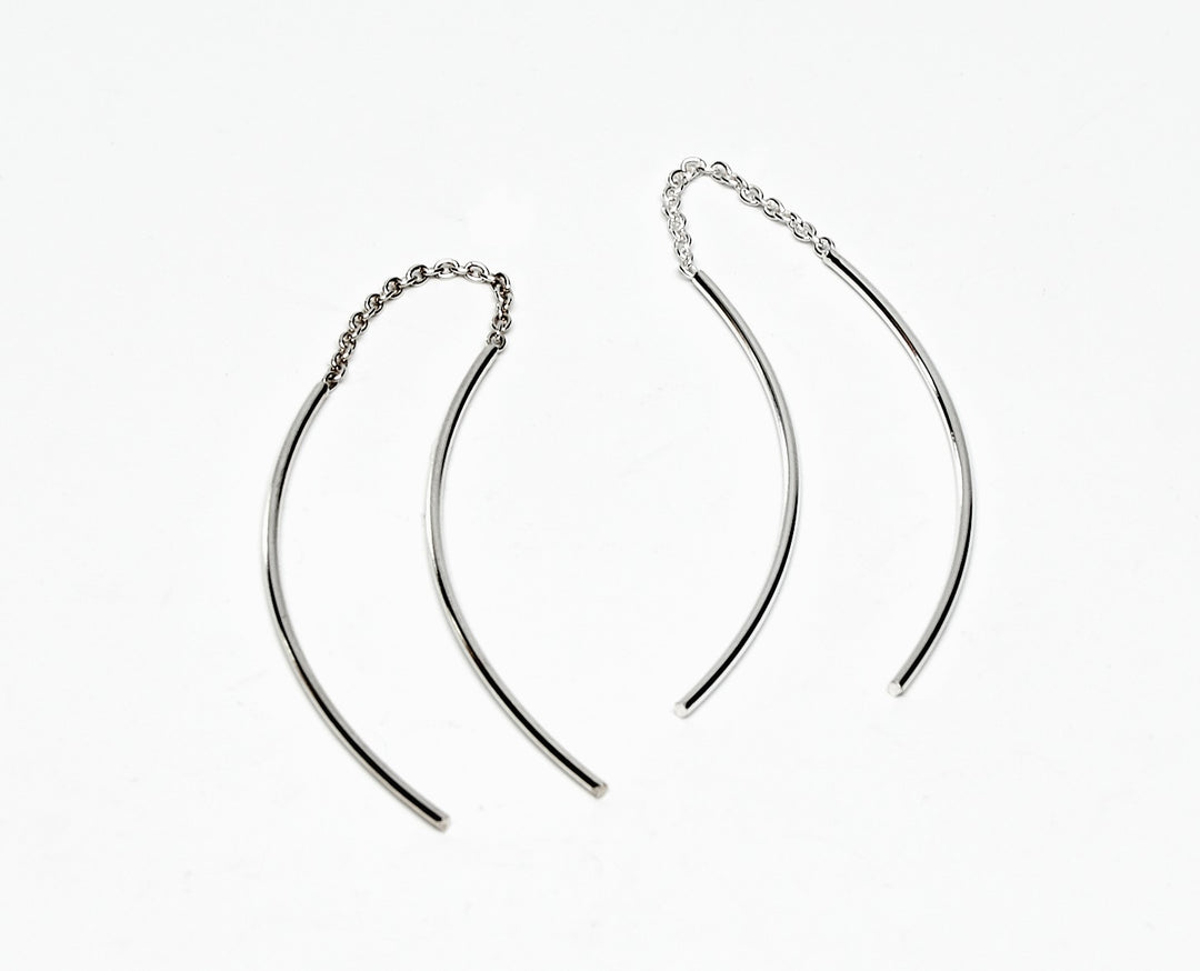 Curved threader silver earrings by Renata Rubio 92.5 – handcrafted sterling silver with a sleek, floating design.