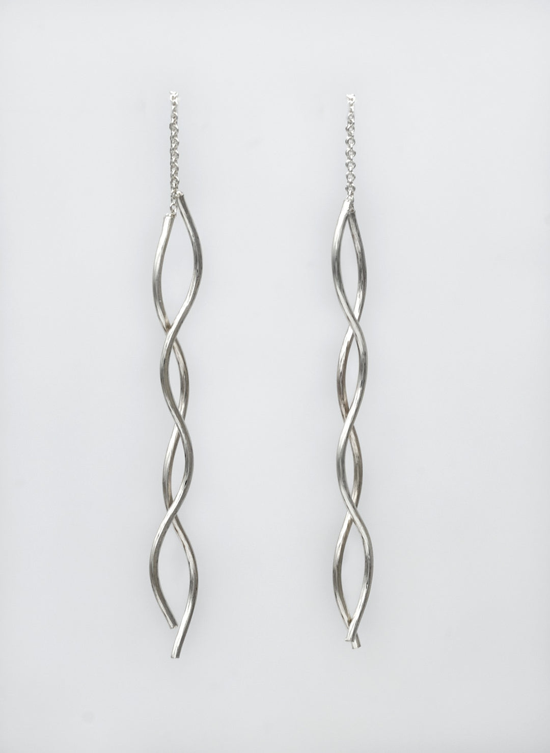 Wavy threader silver earrings by Renata Rubio 92.5 – handcrafted sterling silver with a sleek, floating design.