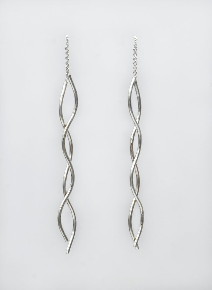 Wavy threader silver earrings by Renata Rubio 92.5 – handcrafted sterling silver with a sleek, floating design.