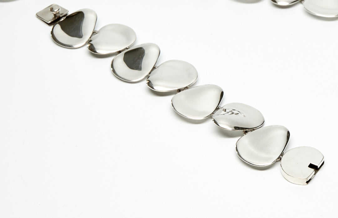 Row of Curved Petal Silver Bracelet - Renata Rubio 92.5 - BAJ539