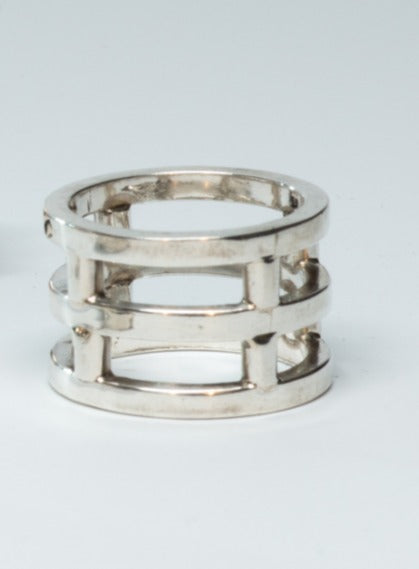 Silver ladder ring by Renata Rubio 92.5 – handcrafted, modern sterling silver jewelry with sleek cubed bands.