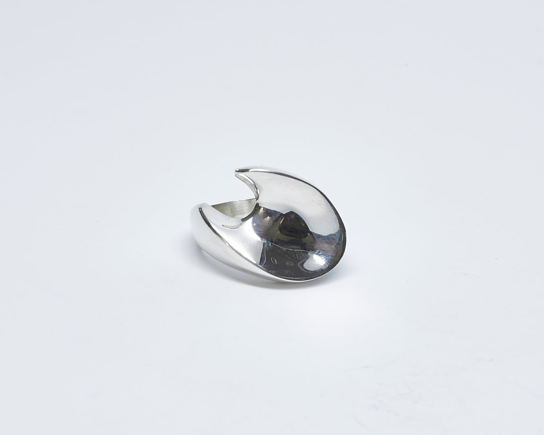 Oval curved sterling silver ring with a unique cutout by Renata Rubio 92.5