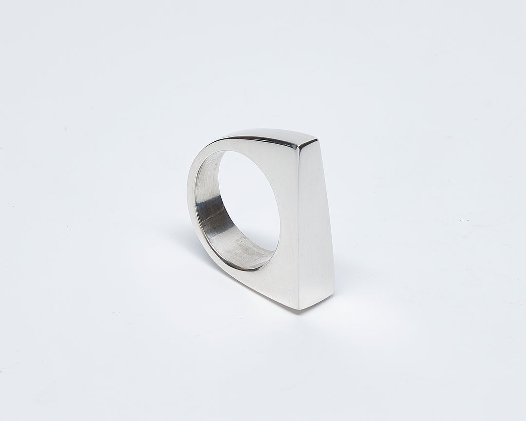 Engravable silver ring by Renata Rubio 92.5 – handcrafted, high-polish sterling silver with a modern, minimalist design.