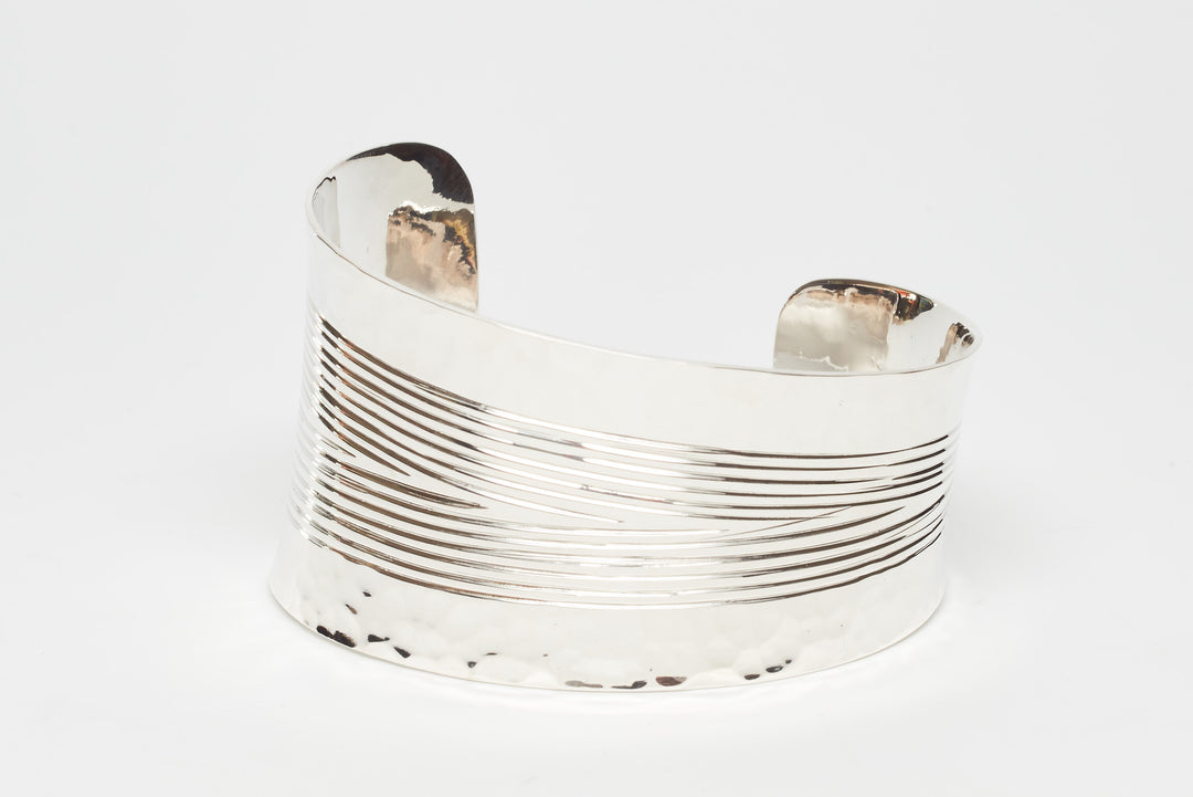 Tapered Pounded Silver Edged Cuff - Renata Rubio 92.5 - BAJ443