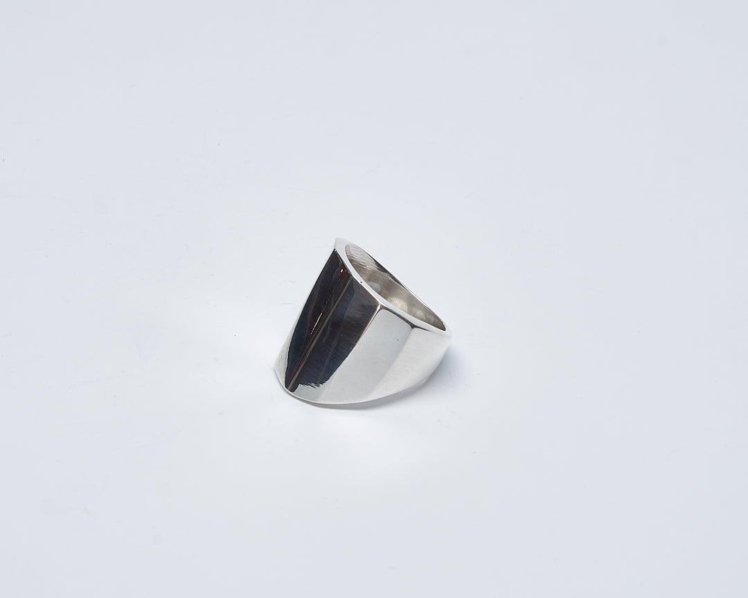 Modern sterling silver ring with sleek vertical lines by Renata Rubio 92.5