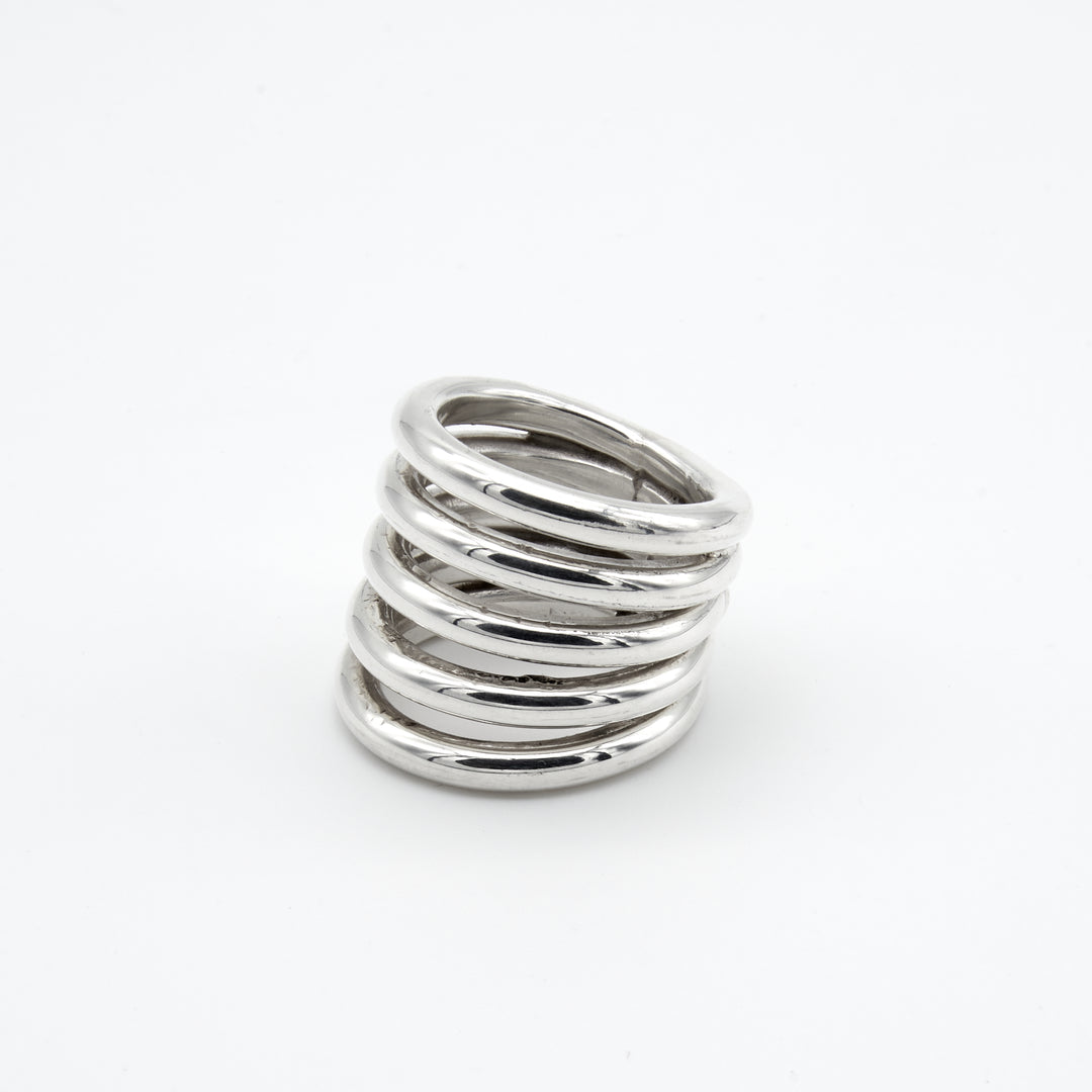 Thick fanned sterling silver ring with a polished finish by Renata Rubio 92.5