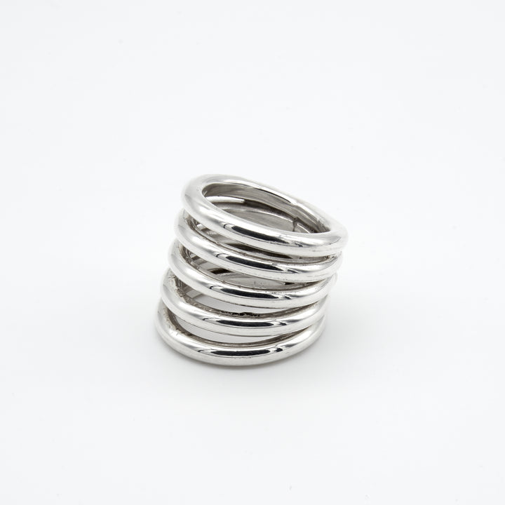 Thick fanned sterling silver ring with a polished finish by Renata Rubio 92.5