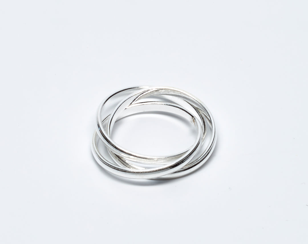 Thin inter-looped sterling silver band with a sleek, polished finish by Renata Rubio 92.5