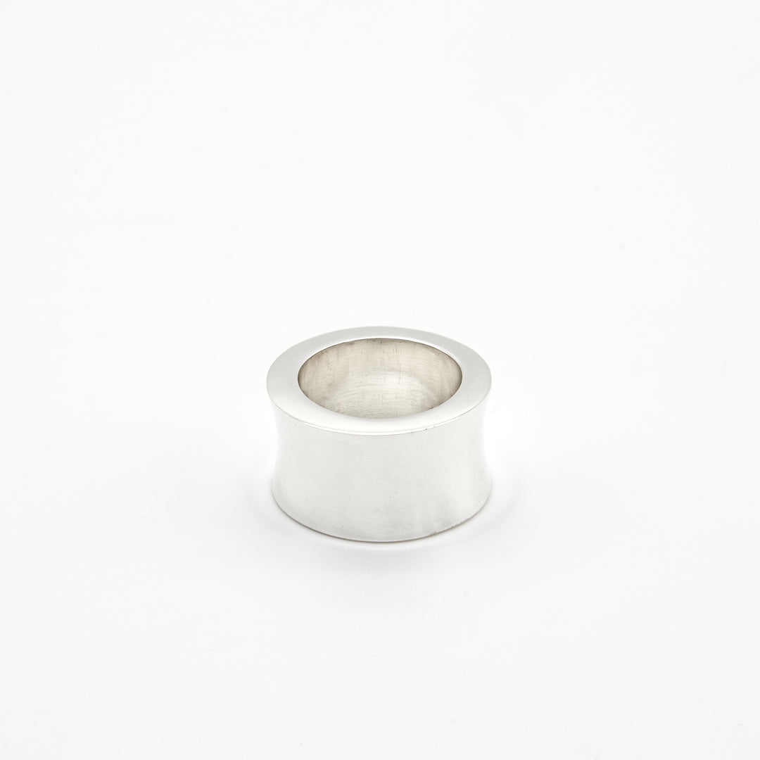 Wide sterling silver ring with a concave curved design and high-shine finish. Artisan-crafted by Renata Rubio 92.5